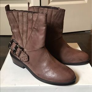 NWT. Brown Booties